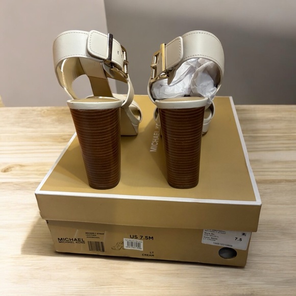 MICHAEL KORS WINTER CRÈME BECKER T STRAP
HIGH HEEL - Picture 4 of 5